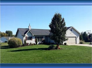 N7816 Maple Ridge Rd, Oconomowoc, WI 53066