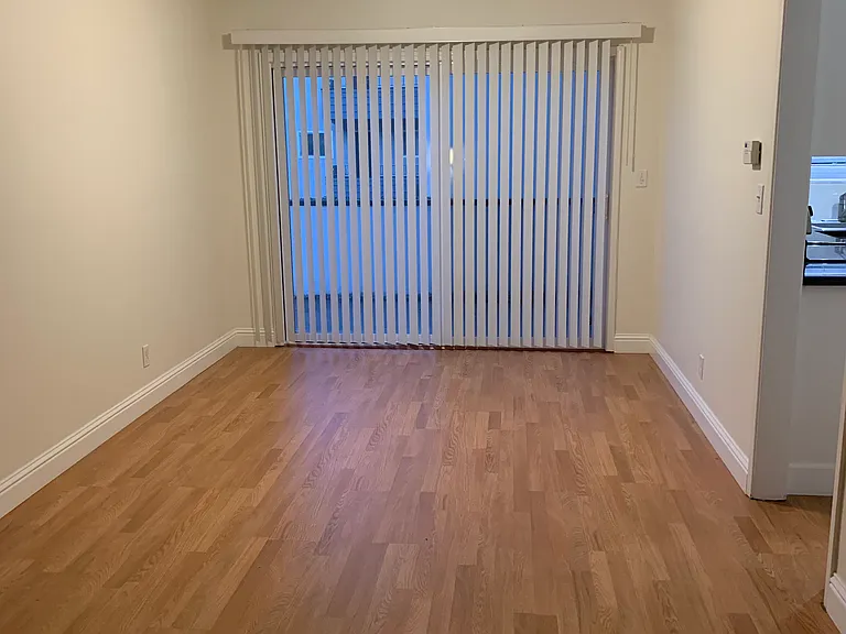 875 University Ave — Photo 3