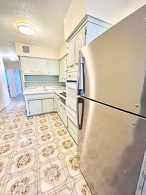 3rd image of 970 E 99th St #1