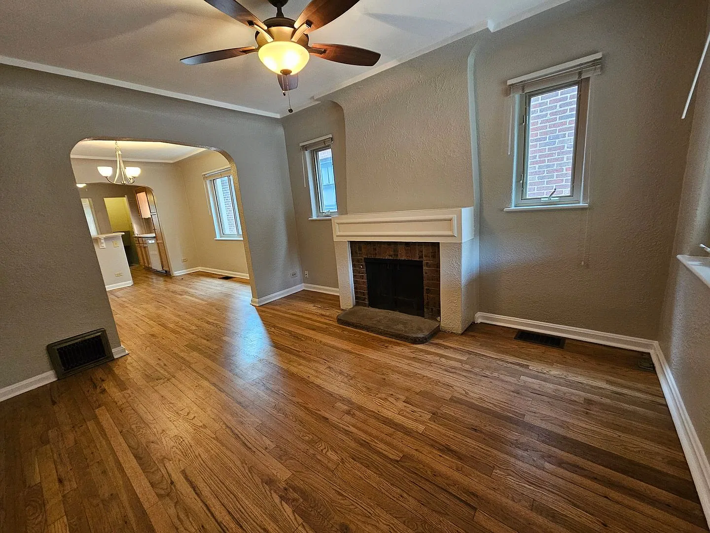 Alamo Placita Adorable 3 Bed 2 Bath Bungalow w/ CACH, Garage, Fenced Yard & More — Photo 4