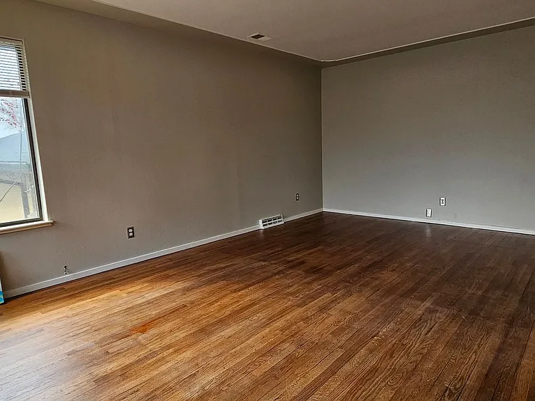 1136 Akron St — Photo 7
