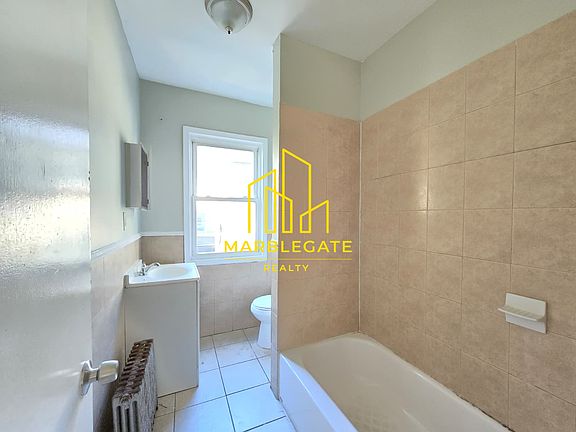 3rd image of 229 Alexander St #22
