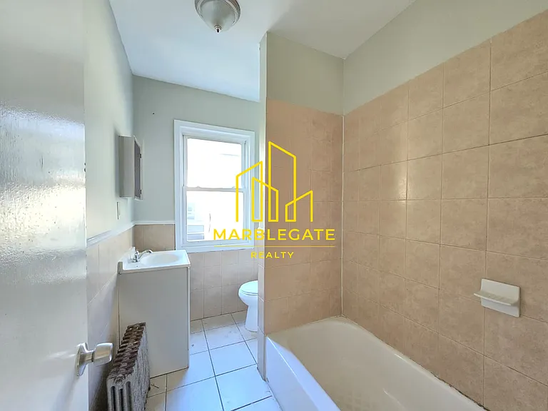 229 Alexander St #22 — Photo 3