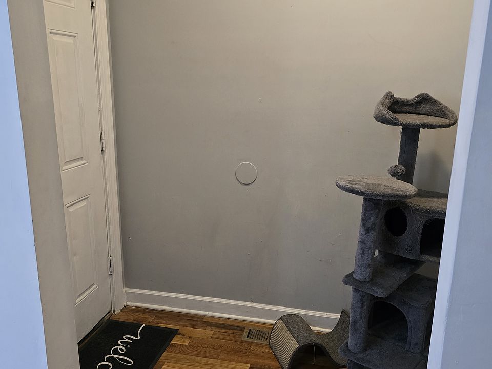 Entry way, small area for pets or mini bar set up.