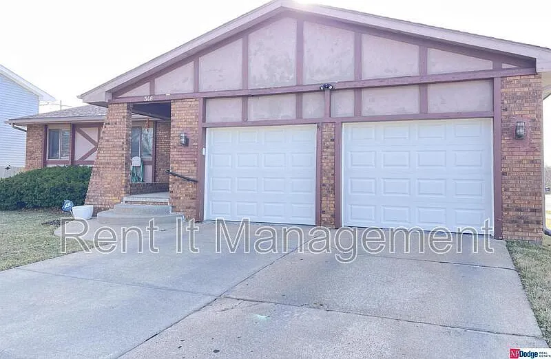 3 bed, 3.0 bath, 2594 sqft, $2,300 — Photo 2