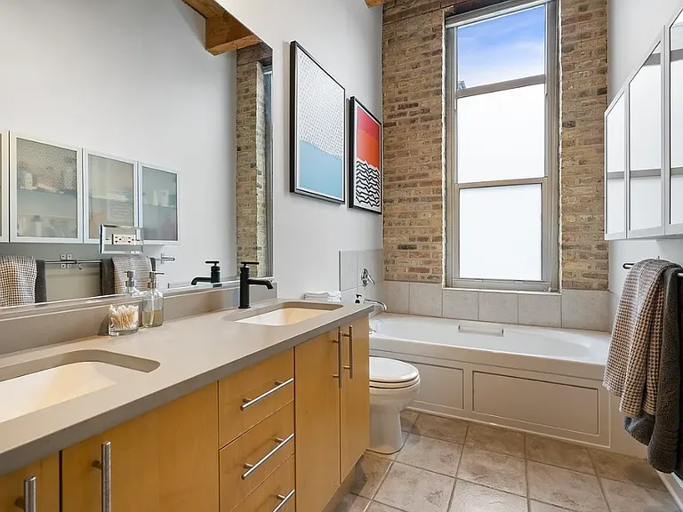 2201 W Wabansia Ave #10 — Photo 18