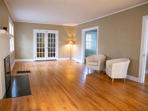 3rd image of 2424 N Park Blvd