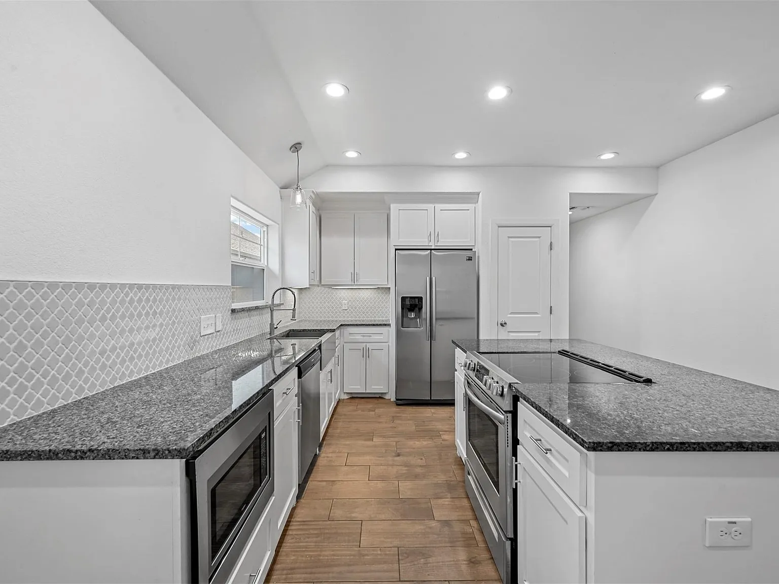 3 bed, 1230 sqft, $1,325 — Photo 2