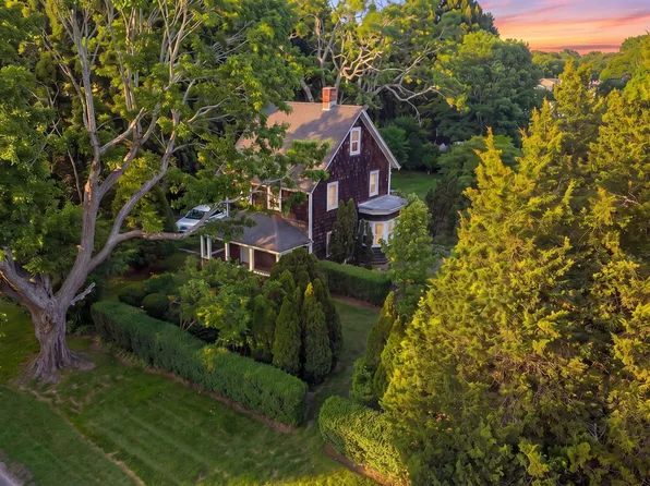 8 Wainscott Stone Rd, Wainscott, NY 11975