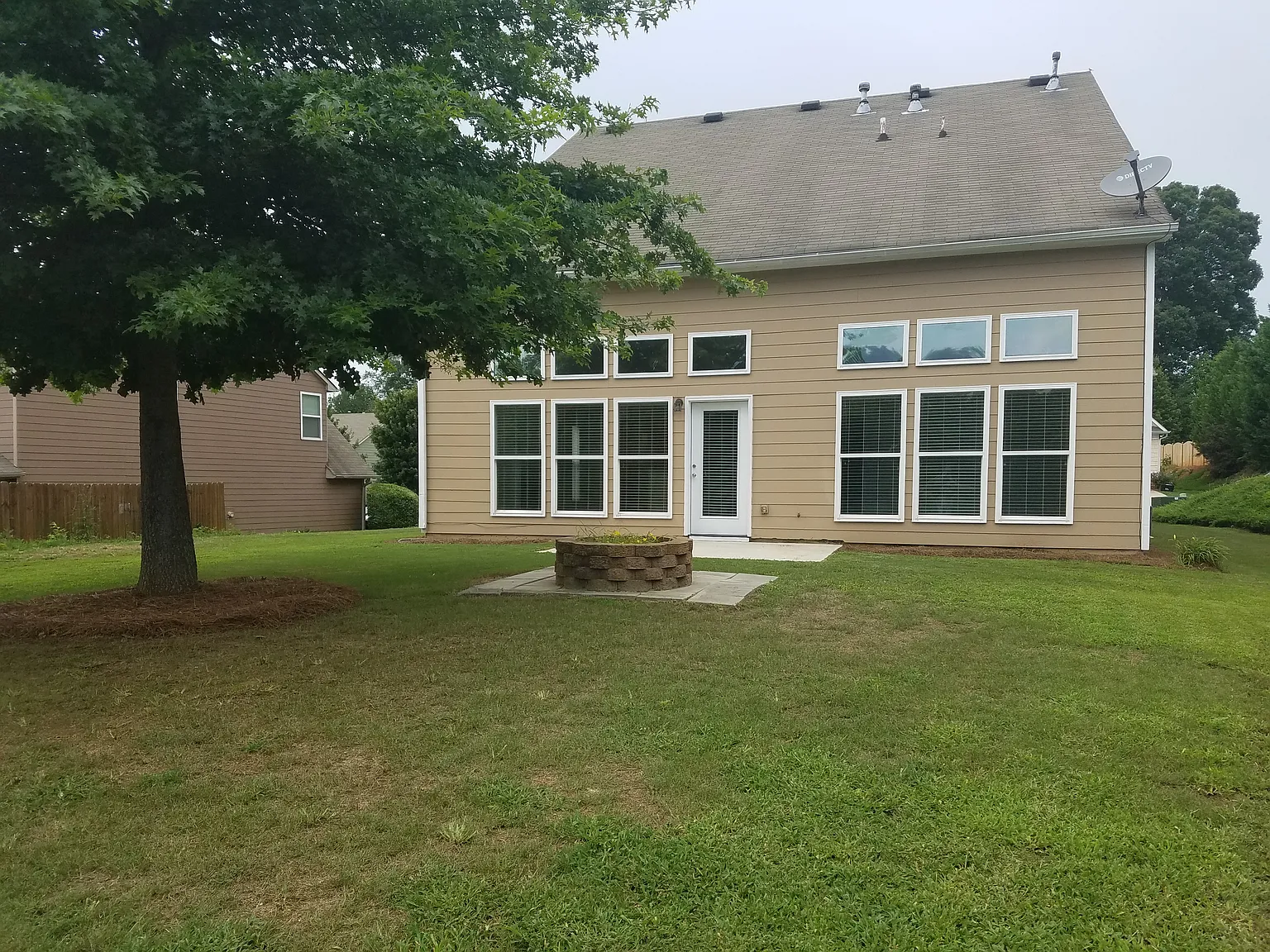4 bed, 2.5 bath, 2493 sqft, $2,500 — Photo 2