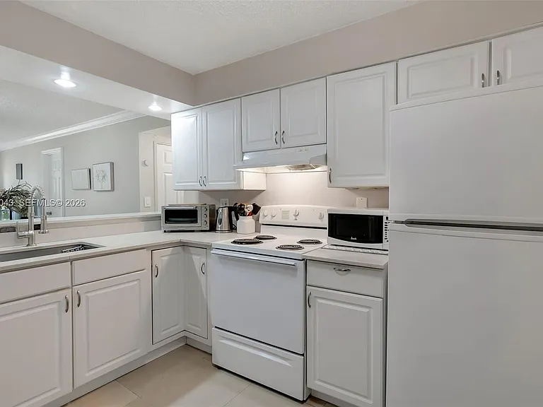 1001 NW 45th St #6 — Photo 11