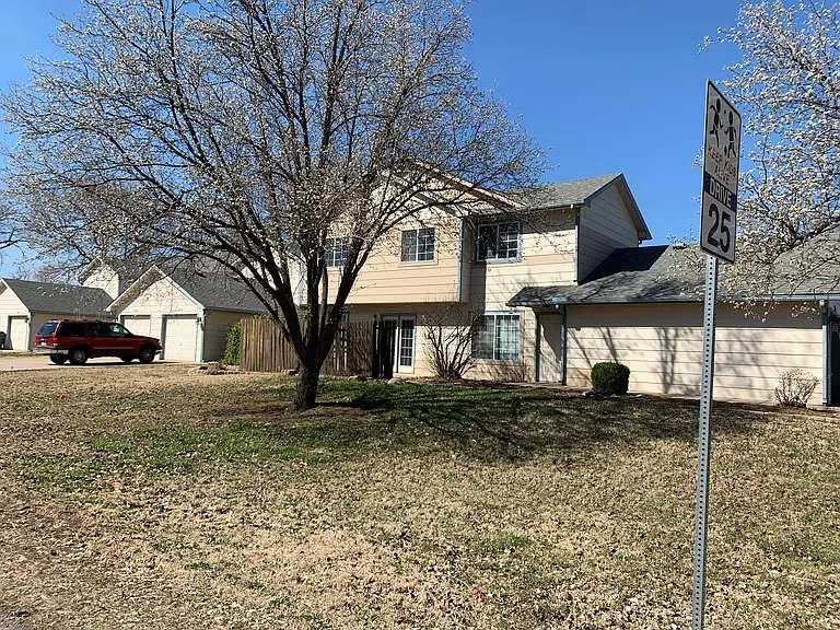 E Highland Ln — Photo 8