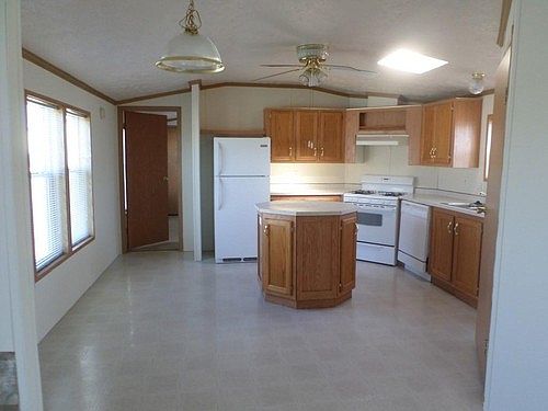4th image of 2372 Deer Lake Dr