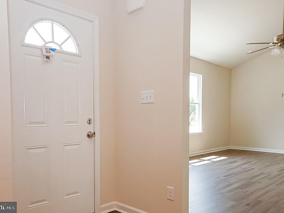 3rd image of 575 Melchers Dr