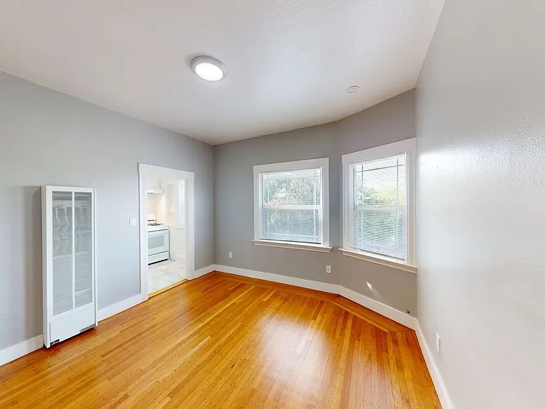 624 31st St — Photo 3