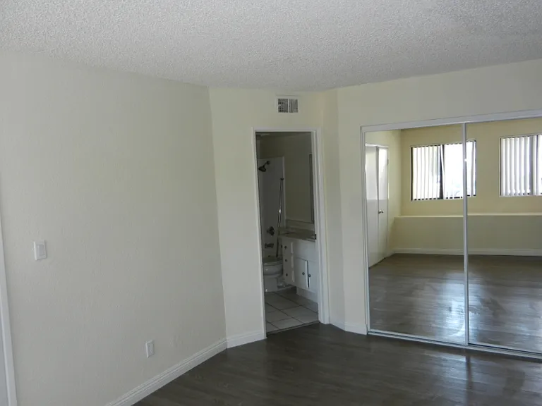 4453 Woodman Ave — Photo 14