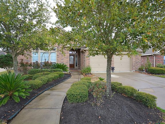 Welcome home to this great home in Cypress Creek Lakes!!