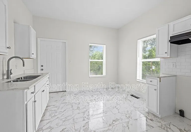 2426 Avenue U — Photo 15