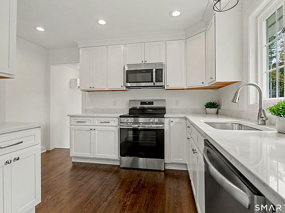 2nd image of 30 East Maiden Lane
