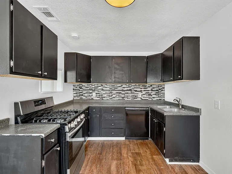 815 Wilson Dr — Photo 10