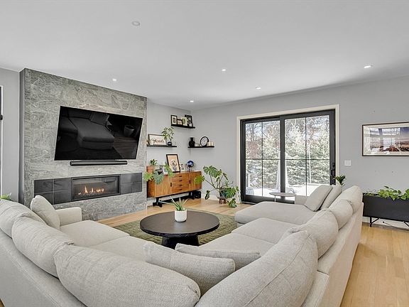 4th image of 32 Lantern Ln
