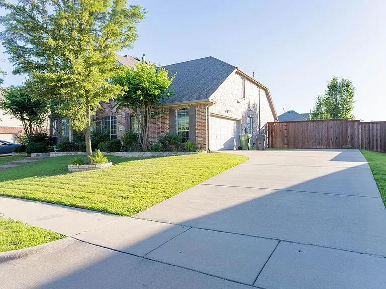 413 Brookmere Ln — Photo 2