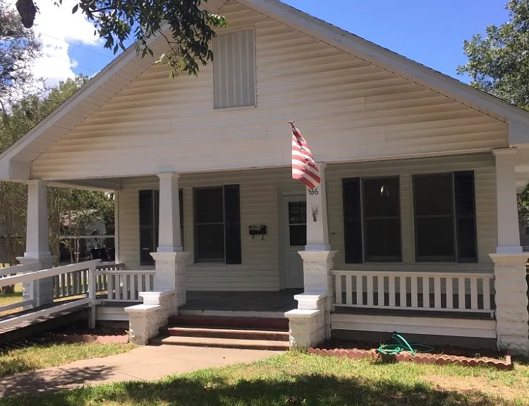 836 Live Oak St — Photo 1