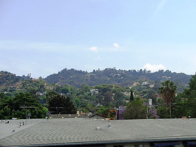 2nd image of 12801 Moorpark St Unit 301