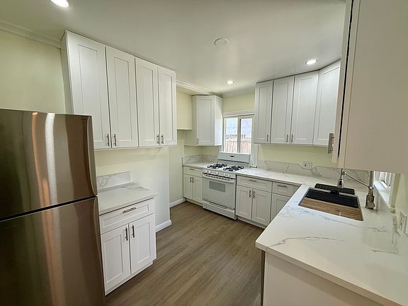 4th image of 2044 Holly Dr APT 1