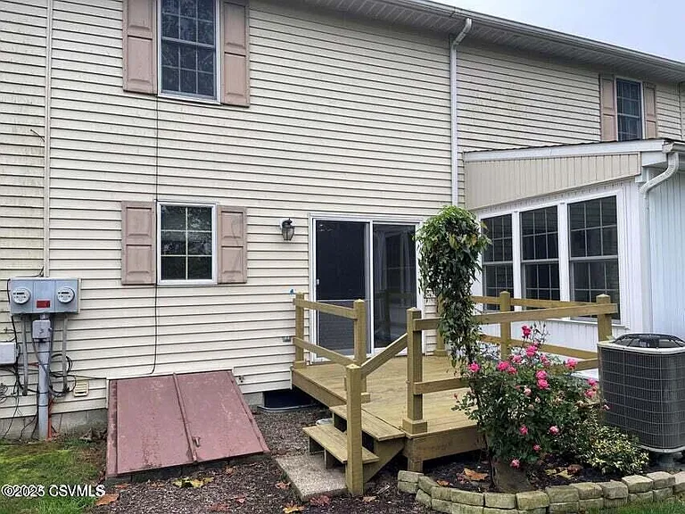 517 Meadow Ln — Photo 9