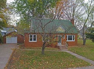611 8th St, Waupaca, WI 54981