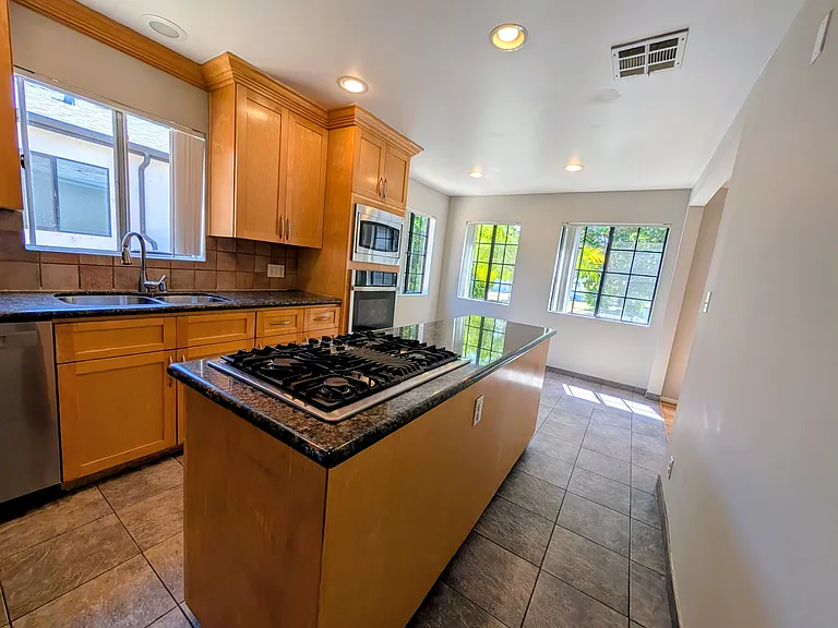 5964 Yarmouth Ave — Photo 4
