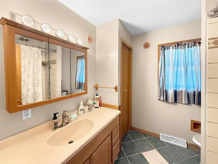 311 S Harrison Ave — Photo 8
