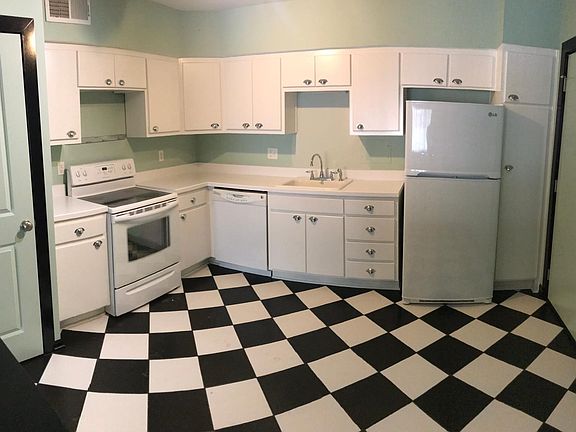 Full kitchen with all appliances (no microwave)