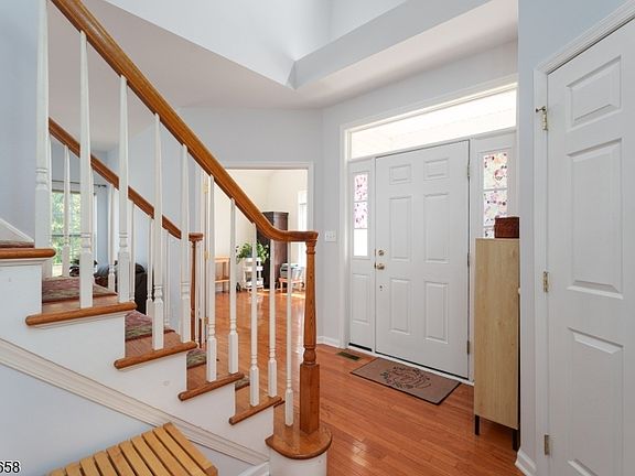 4th image of 2 Pickering Cir