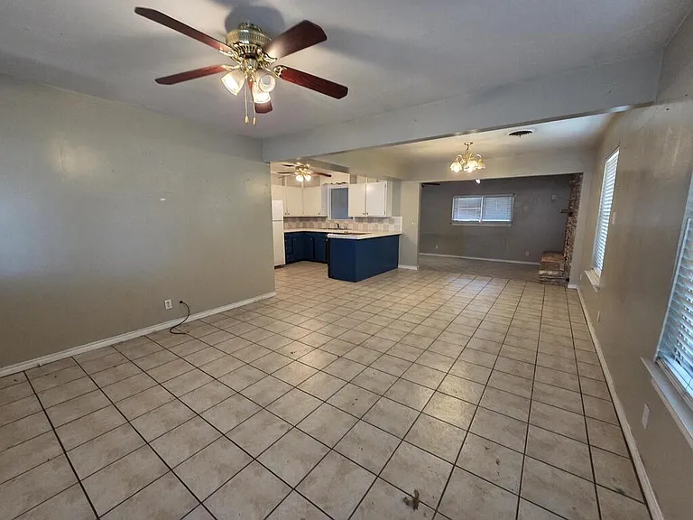 333 W Nimitz St — Photo 2