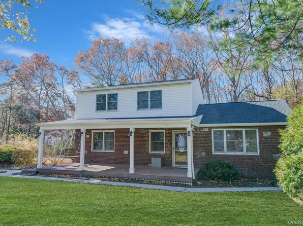 32 Williams Avenue, Holtsville, NY 11742