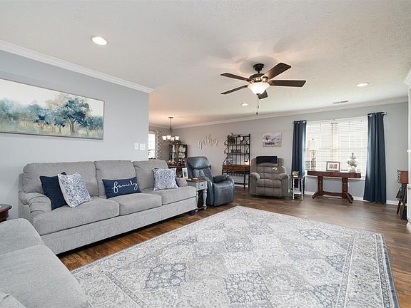 4th image of 4962 Diamond Dr