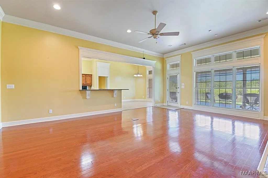 4 bed, 2.5 bath, 2621 sqft, $3,250 — Photo 2
