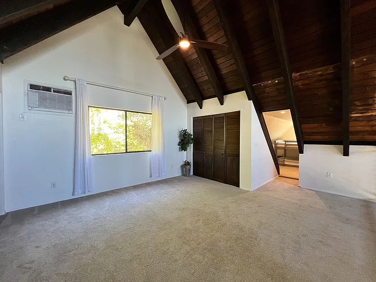 542 E Spring St — Photo 26