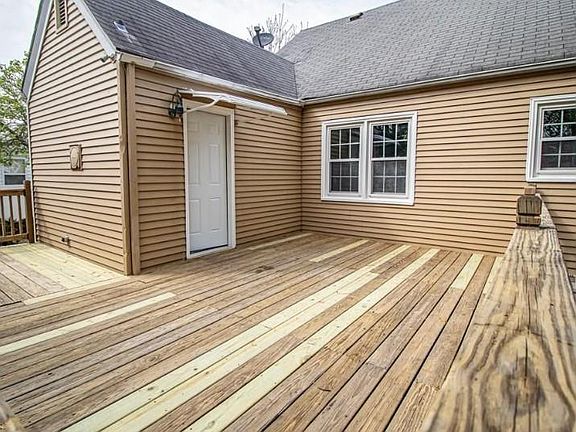3rd image of 409 E Randall Ave