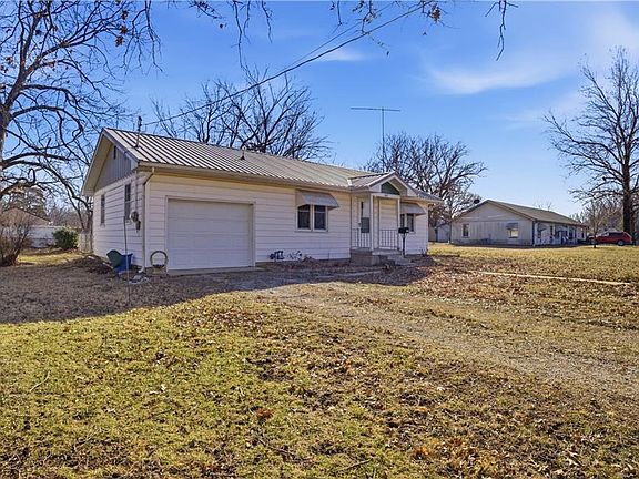 3rd image of 403 Lindy Ln