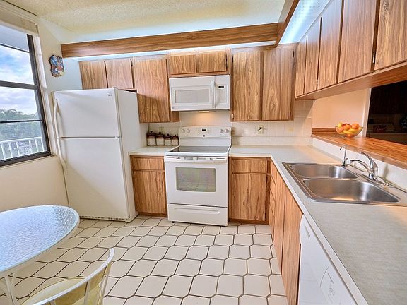 5th image of 1502 Whitehall Dr APT 406