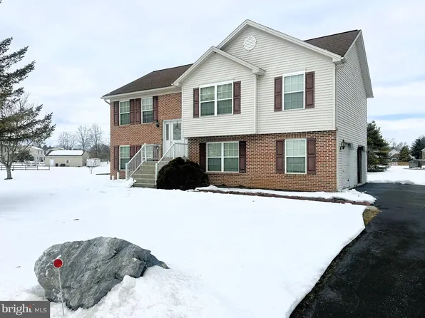 2210 Storms Store Rd, New Oxford, PA 17350