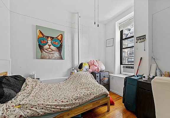 4th image of 201 E 82nd St #4R