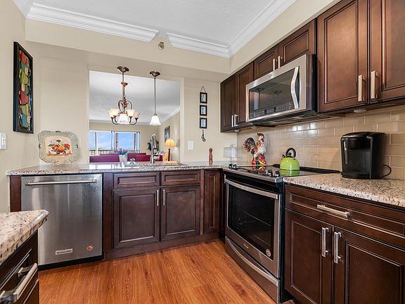 3rd image of 7240 Huntington Lane #703
