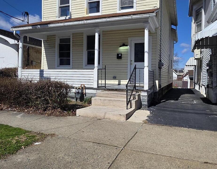 1st image of 556 N Main St