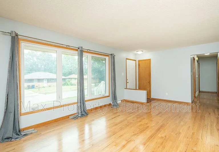 3934 Oakshire Rd — Photo 3
