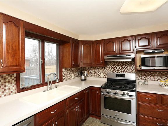 5th image of 305 Clearfield Dr