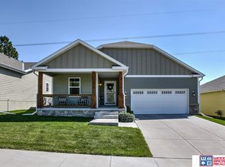 8511 Pinehill Ln, Lincoln, NE 68526